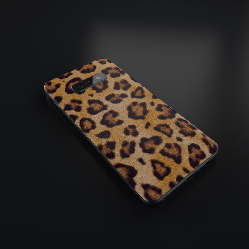 Samsung Galaxy S10e Skin - Leopard Spots (Image 4)